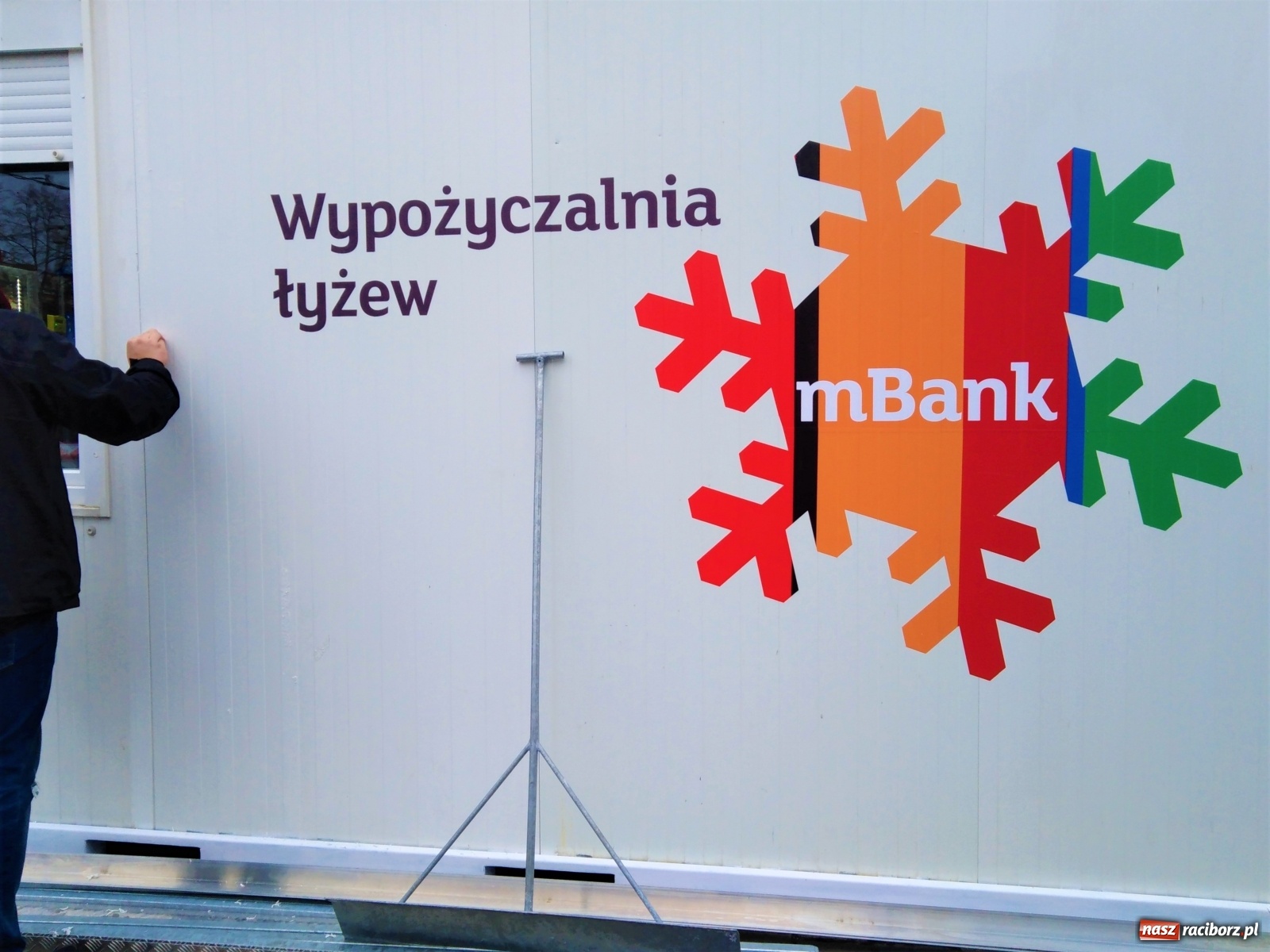 Zdjęcie w galerii na portalu naszraciborz.pl: Woda na tafli. Falstart raciborskiego lodowiska [FOTO] wiadomości z regionu