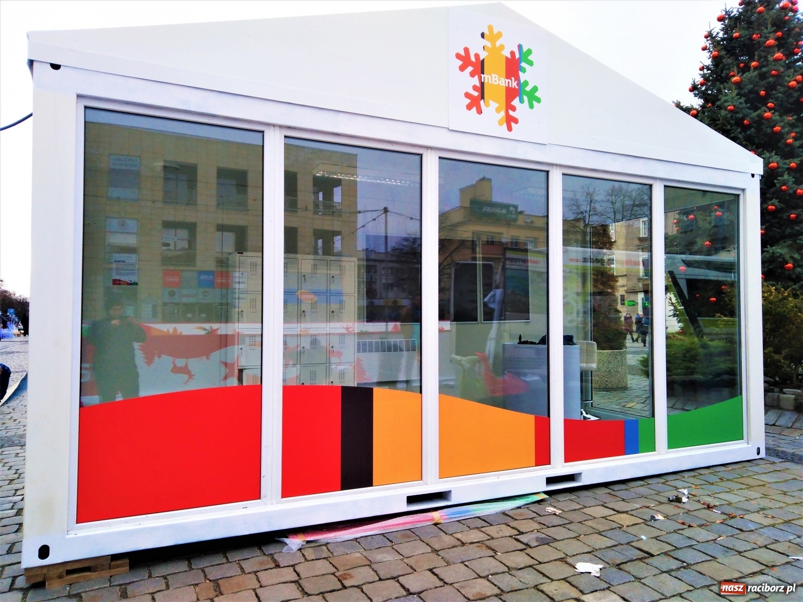 Zdjęcie w galerii na portalu naszraciborz.pl: Woda na tafli. Falstart raciborskiego lodowiska [FOTO] wiadomości z regionu