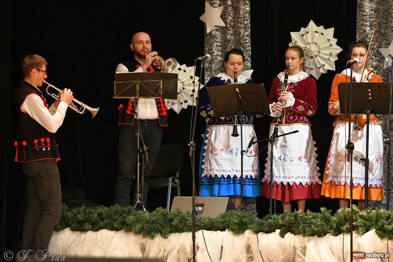 Zdjęcie w galerii na portalu naszraciborz.pl: Kolorowy koncert raciborskiego Źródła [FOTO] wiadomości z regionu