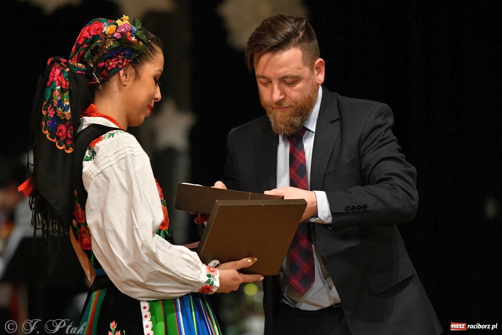 Zdjęcie w galerii na portalu naszraciborz.pl: Kolorowy koncert raciborskiego Źródła [FOTO] wiadomości z regionu