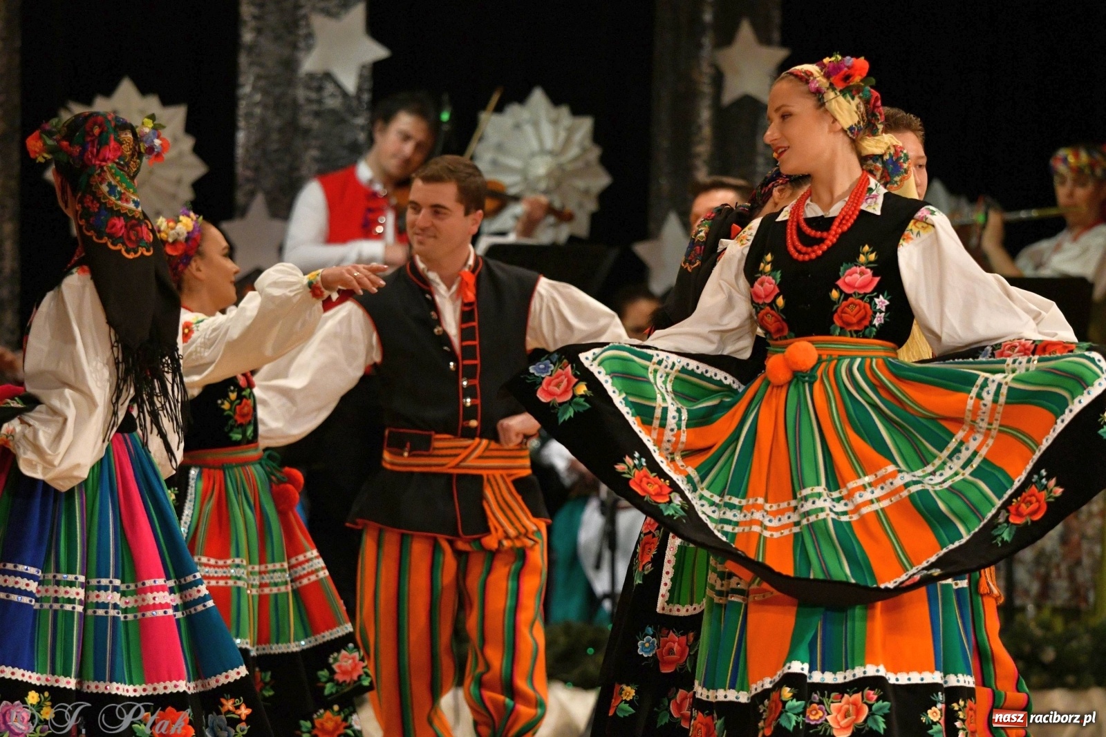 Zdjęcie w galerii na portalu naszraciborz.pl: Kolorowy koncert raciborskiego Źródła [FOTO] wiadomości z regionu