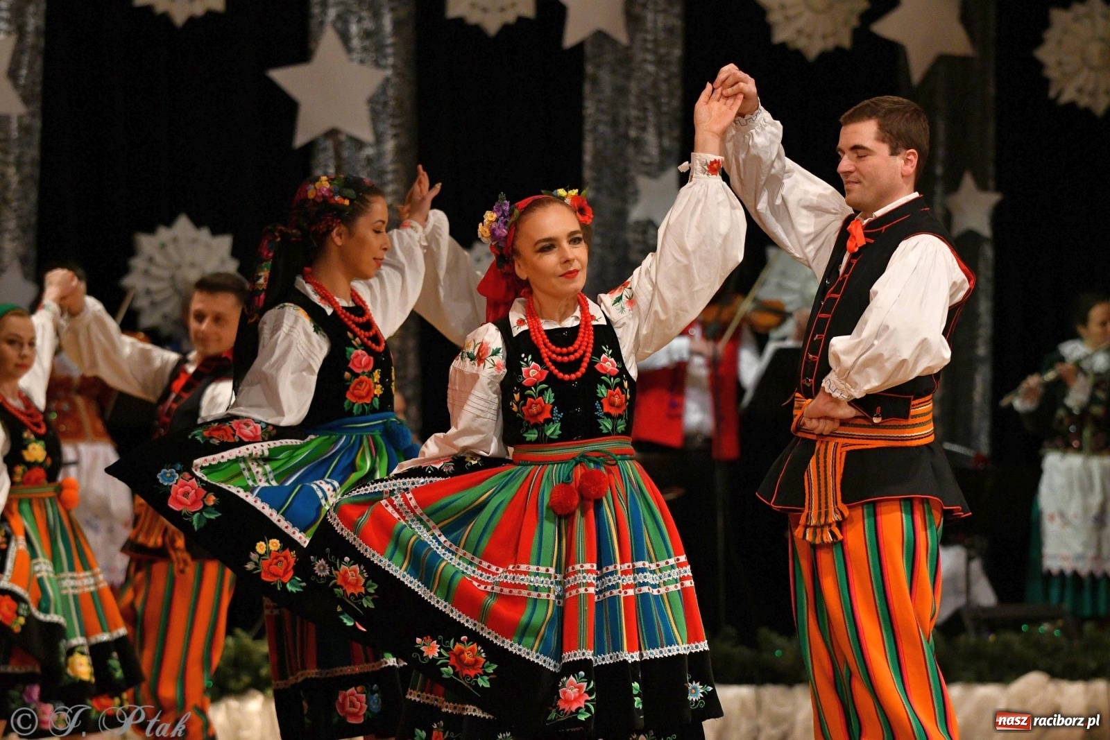 Zdjęcie w galerii na portalu naszraciborz.pl: Kolorowy koncert raciborskiego Źródła [FOTO] wiadomości z regionu