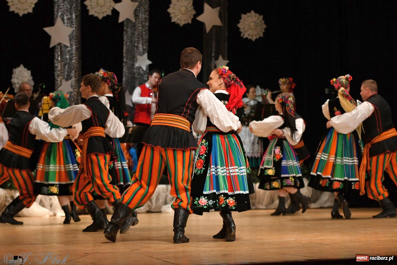 Zdjęcie w galerii na portalu naszraciborz.pl: Kolorowy koncert raciborskiego Źródła [FOTO] wiadomości z regionu