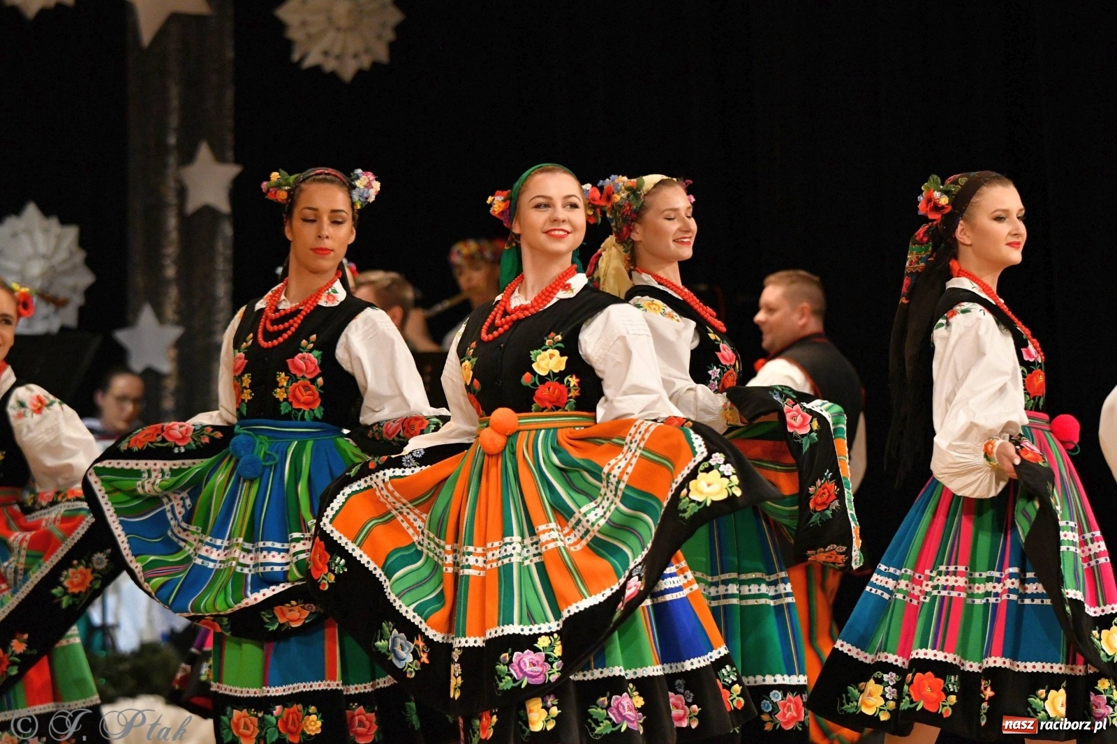 Zdjęcie w galerii na portalu naszraciborz.pl: Kolorowy koncert raciborskiego Źródła [FOTO] wiadomości z regionu