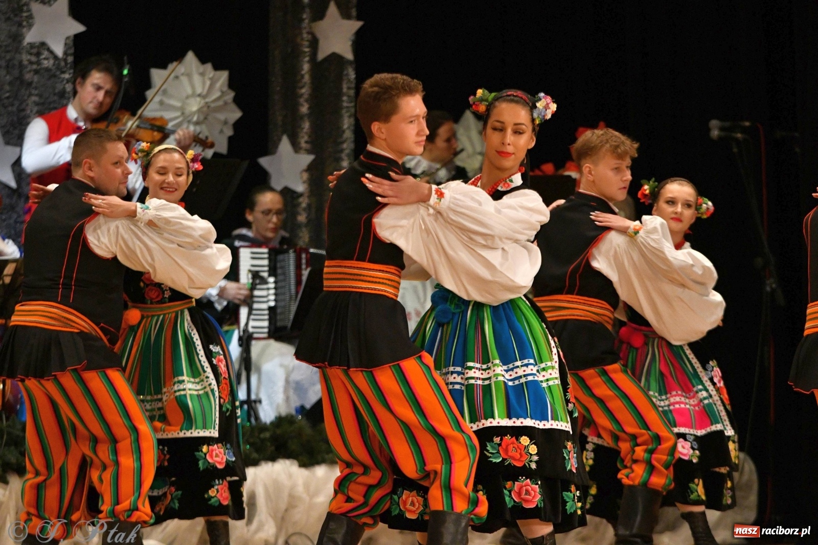 Zdjęcie w galerii na portalu naszraciborz.pl: Kolorowy koncert raciborskiego Źródła [FOTO] wiadomości z regionu