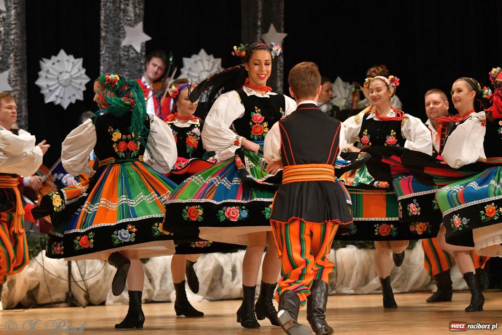 Zdjęcie w galerii na portalu naszraciborz.pl: Kolorowy koncert raciborskiego Źródła [FOTO] wiadomości z regionu