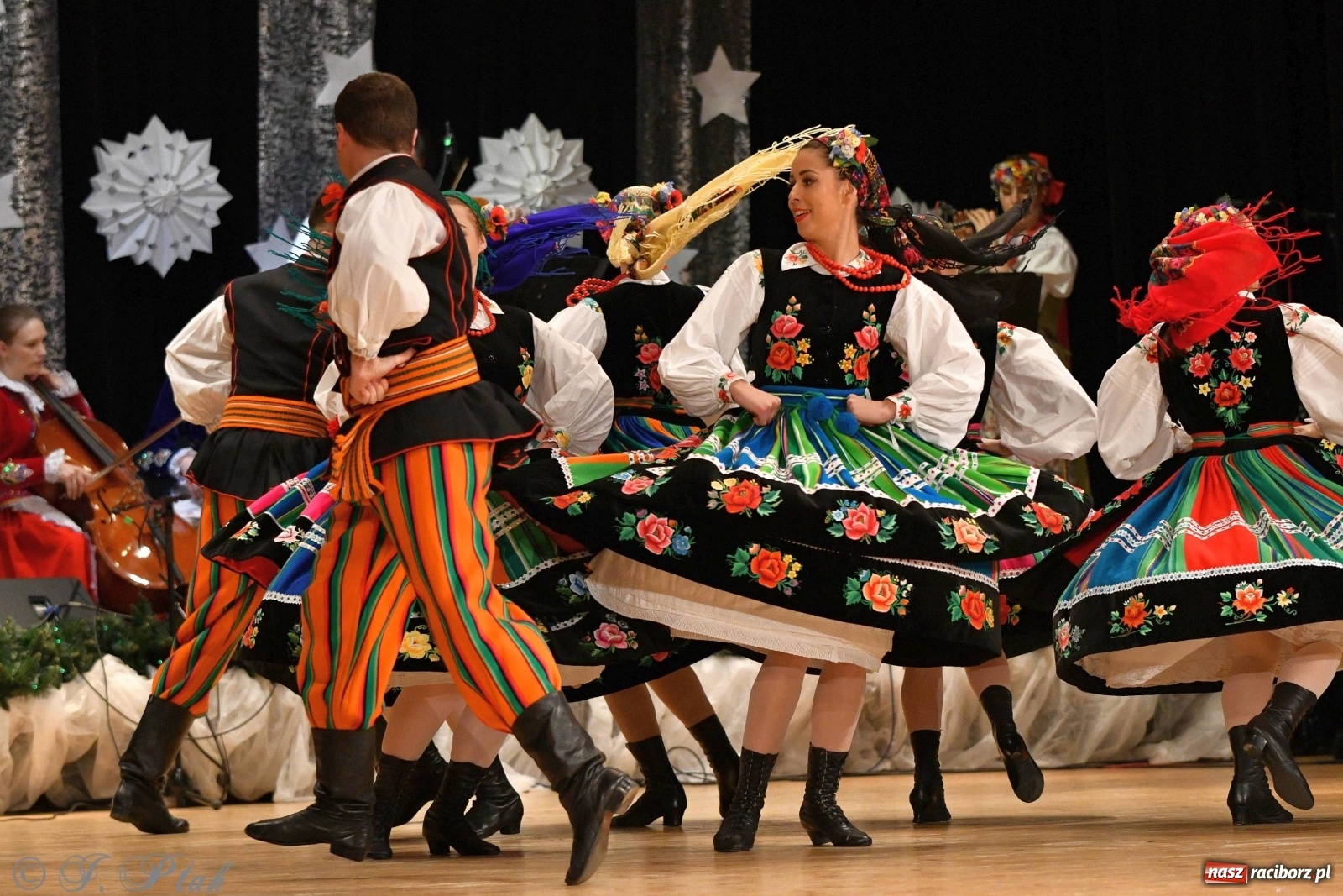 Zdjęcie w galerii na portalu naszraciborz.pl: Kolorowy koncert raciborskiego Źródła [FOTO] wiadomości z regionu