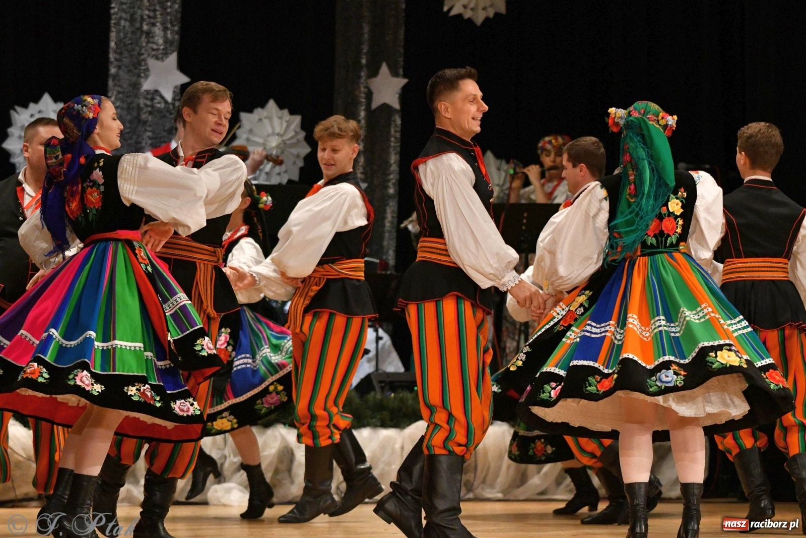 Zdjęcie w galerii na portalu naszraciborz.pl: Kolorowy koncert raciborskiego Źródła [FOTO] wiadomości z regionu