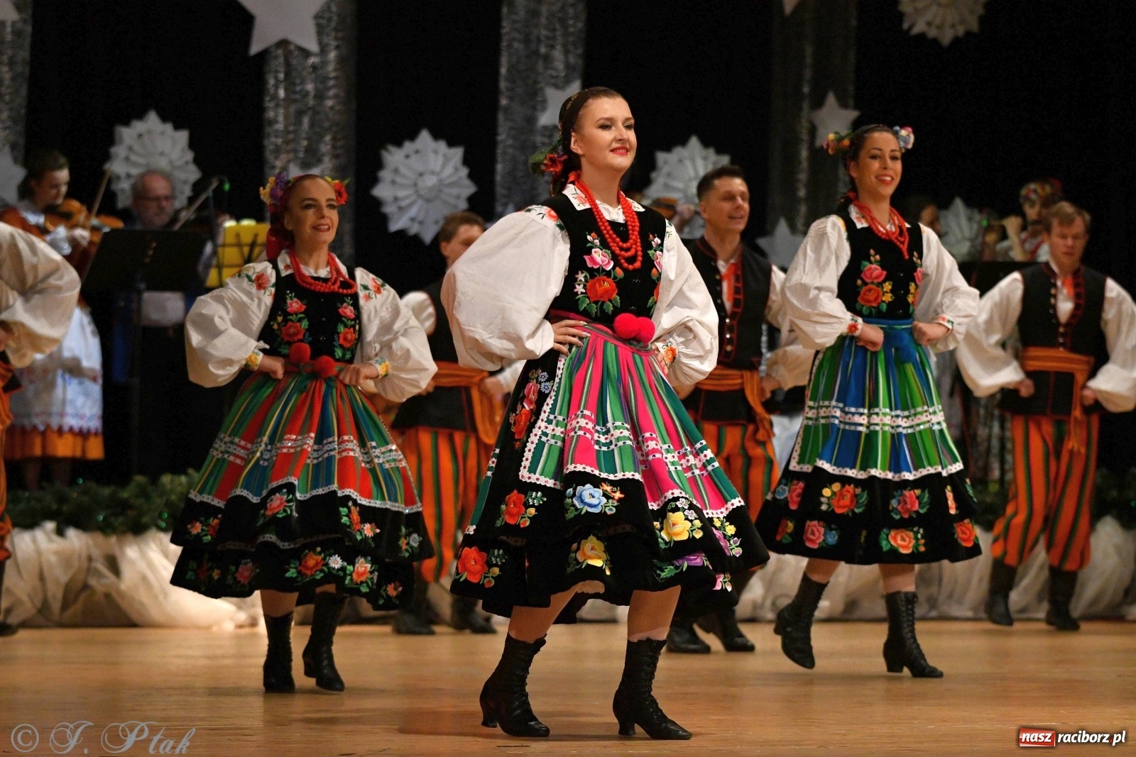 Zdjęcie w galerii na portalu naszraciborz.pl: Kolorowy koncert raciborskiego Źródła [FOTO] wiadomości z regionu
