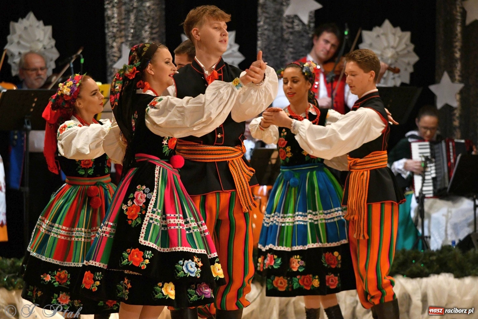 Zdjęcie w galerii na portalu naszraciborz.pl: Kolorowy koncert raciborskiego Źródła [FOTO] wiadomości z regionu