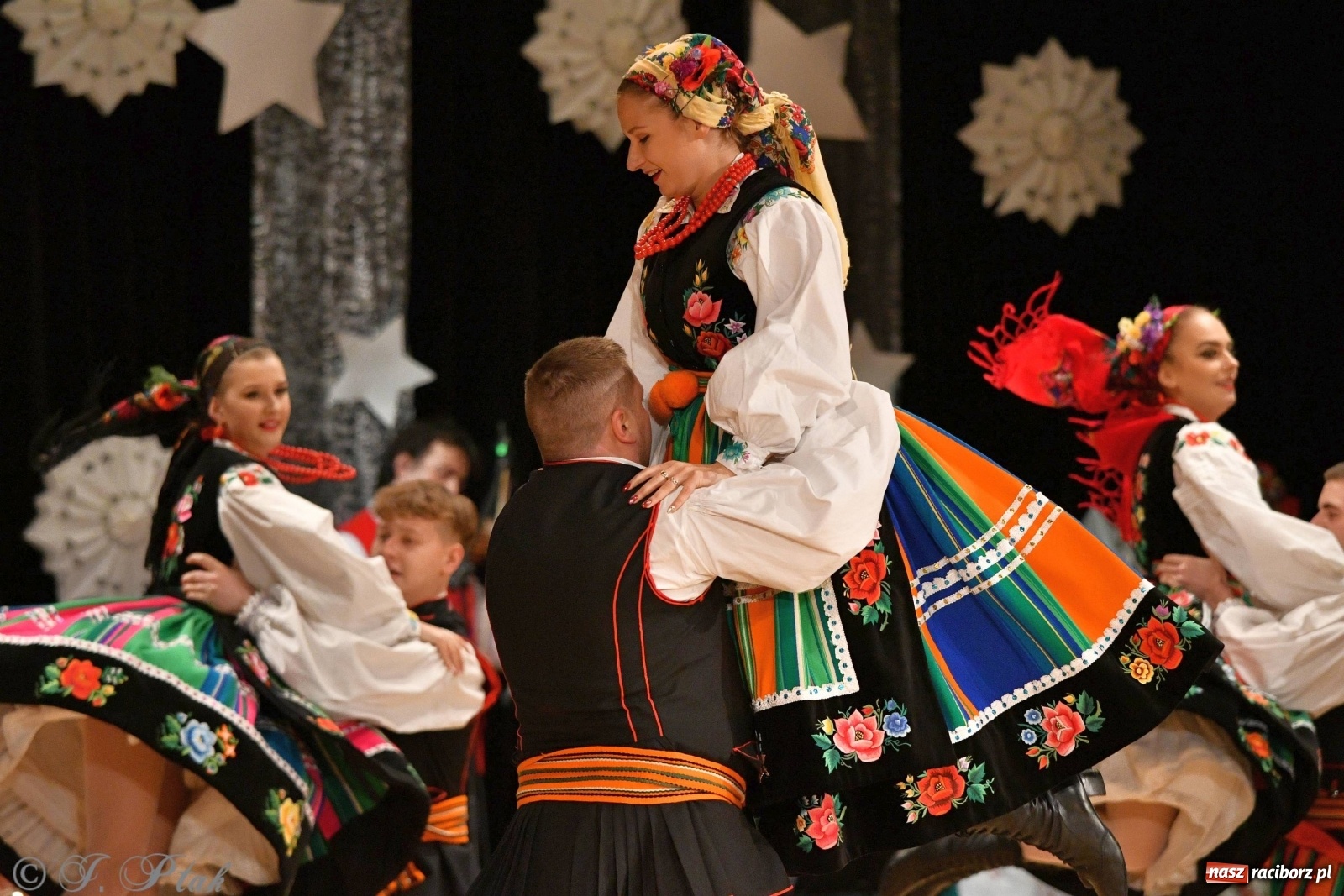 Zdjęcie w galerii na portalu naszraciborz.pl: Kolorowy koncert raciborskiego Źródła [FOTO] wiadomości z regionu