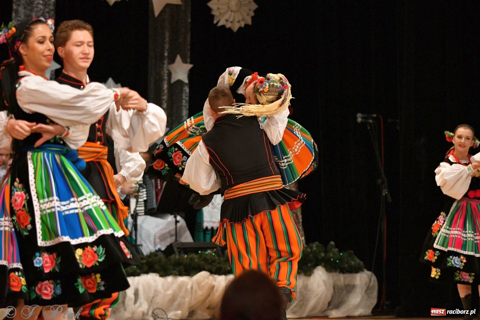 Zdjęcie w galerii na portalu naszraciborz.pl: Kolorowy koncert raciborskiego Źródła [FOTO] wiadomości z regionu