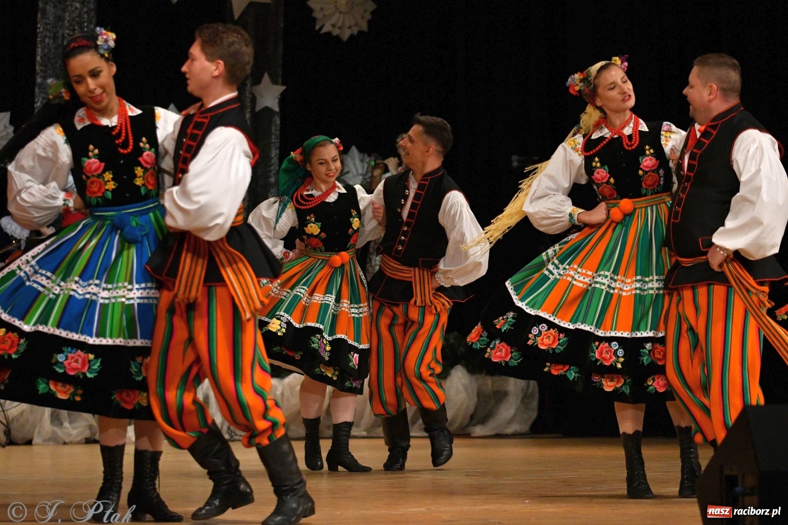 Zdjęcie w galerii na portalu naszraciborz.pl: Kolorowy koncert raciborskiego Źródła [FOTO] wiadomości z regionu