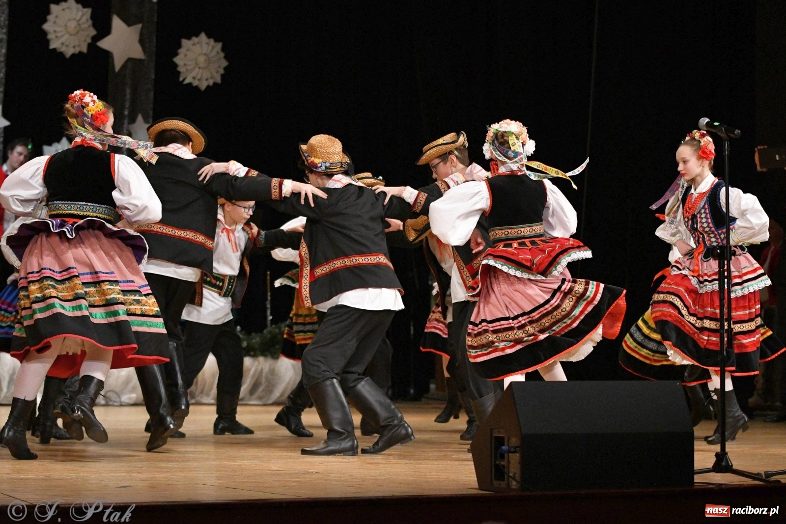 Zdjęcie w galerii na portalu naszraciborz.pl: Kolorowy koncert raciborskiego Źródła [FOTO] wiadomości z regionu