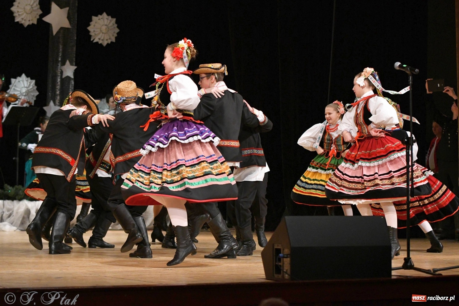 Zdjęcie w galerii na portalu naszraciborz.pl: Kolorowy koncert raciborskiego Źródła [FOTO] wiadomości z regionu