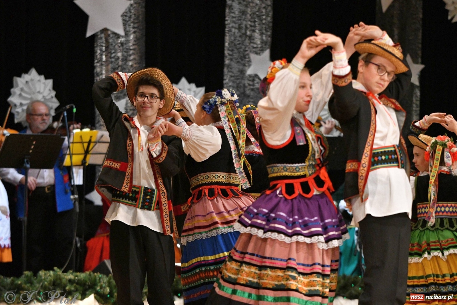 Zdjęcie w galerii na portalu naszraciborz.pl: Kolorowy koncert raciborskiego Źródła [FOTO] wiadomości z regionu