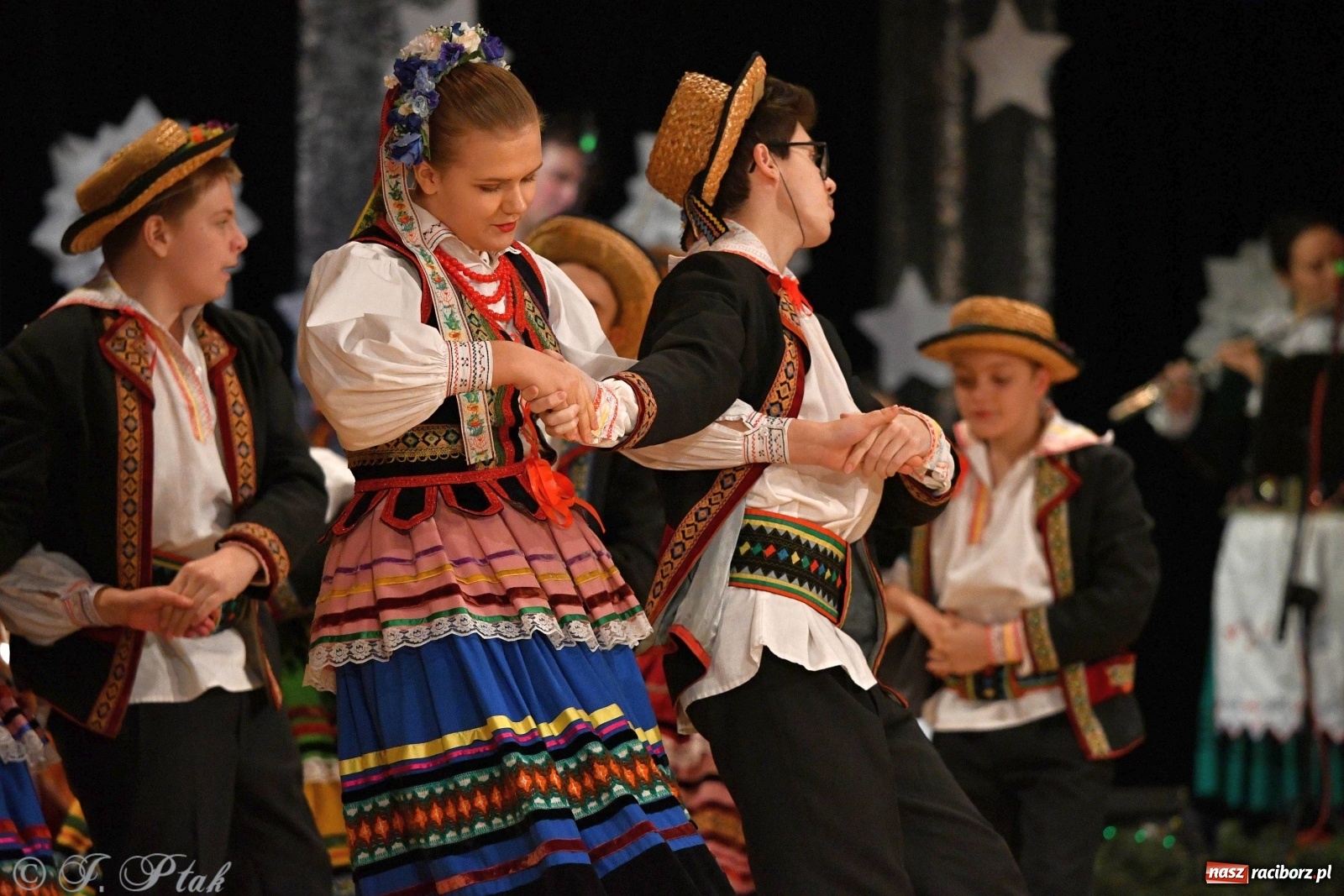 Zdjęcie w galerii na portalu naszraciborz.pl: Kolorowy koncert raciborskiego Źródła [FOTO] wiadomości z regionu