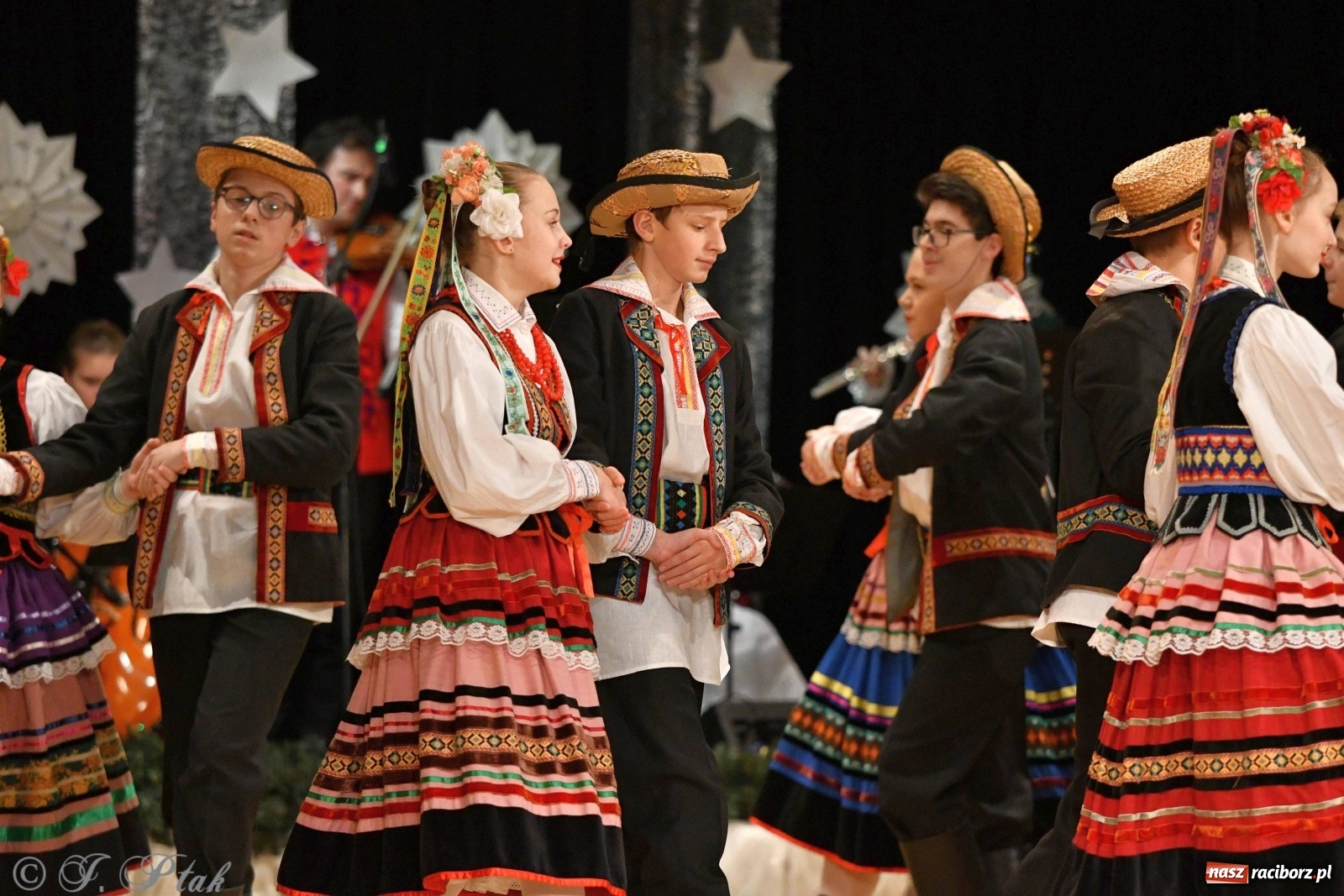 Zdjęcie w galerii na portalu naszraciborz.pl: Kolorowy koncert raciborskiego Źródła [FOTO] wiadomości z regionu