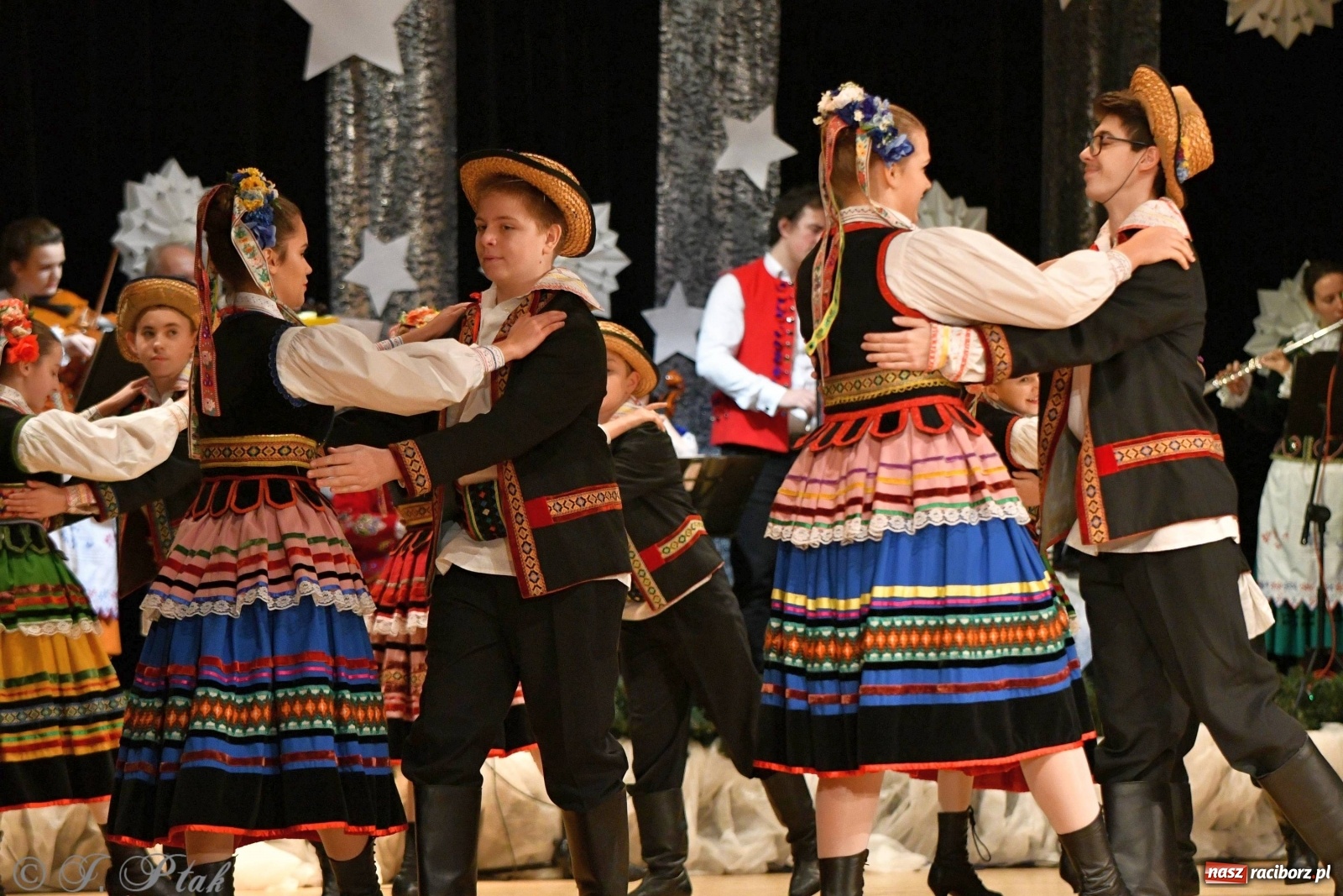 Zdjęcie w galerii na portalu naszraciborz.pl: Kolorowy koncert raciborskiego Źródła [FOTO] wiadomości z regionu