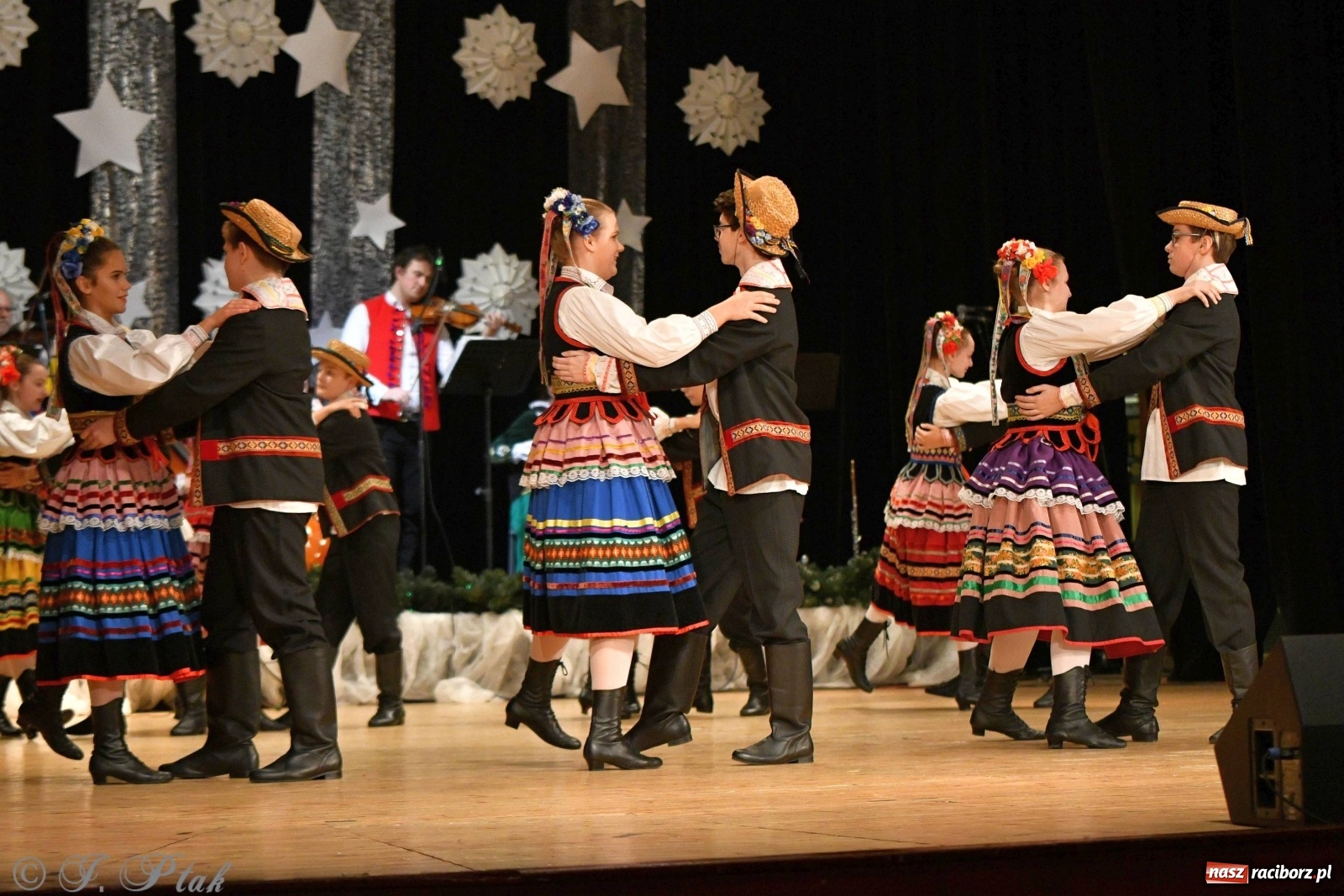 Zdjęcie w galerii na portalu naszraciborz.pl: Kolorowy koncert raciborskiego Źródła [FOTO] wiadomości z regionu