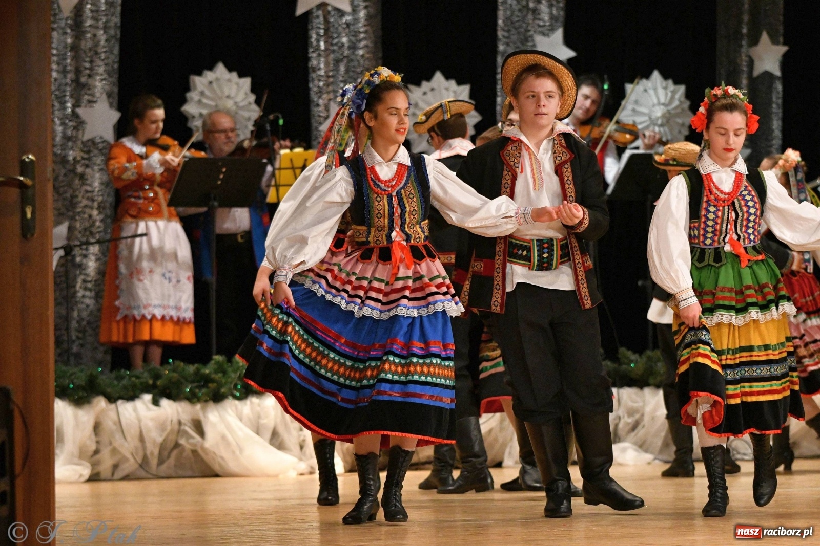 Zdjęcie w galerii na portalu naszraciborz.pl: Kolorowy koncert raciborskiego Źródła [FOTO] wiadomości z regionu