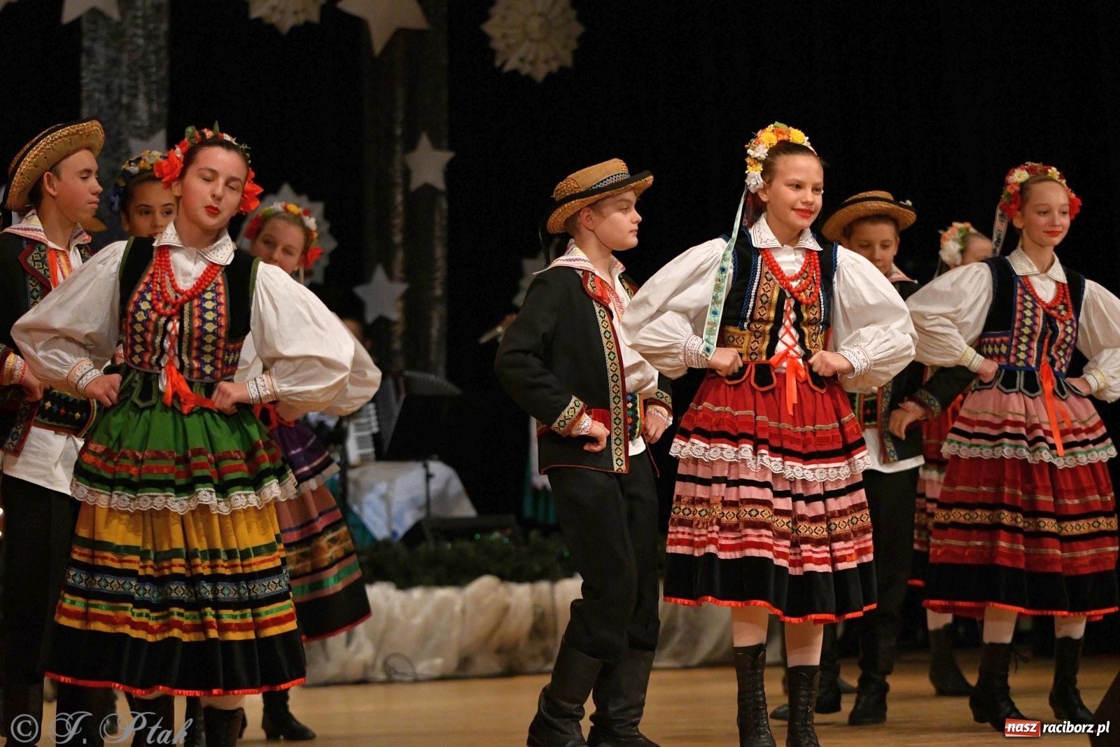 Zdjęcie w galerii na portalu naszraciborz.pl: Kolorowy koncert raciborskiego Źródła [FOTO] wiadomości z regionu
