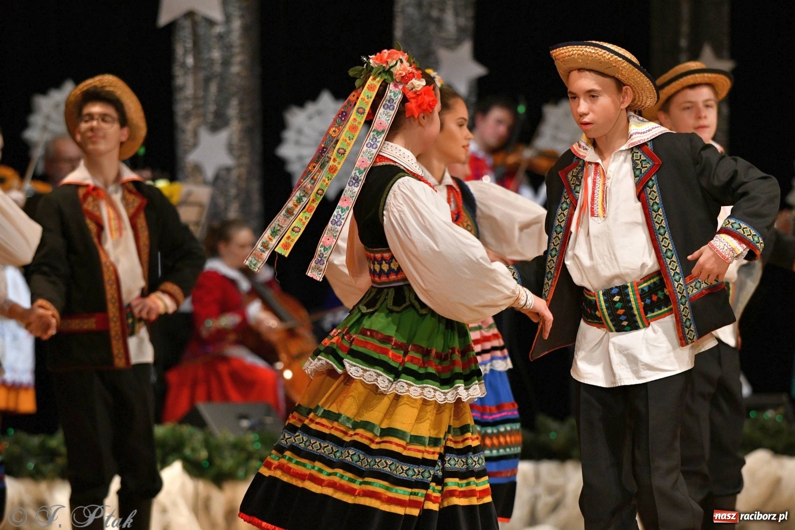 Zdjęcie w galerii na portalu naszraciborz.pl: Kolorowy koncert raciborskiego Źródła [FOTO] wiadomości z regionu