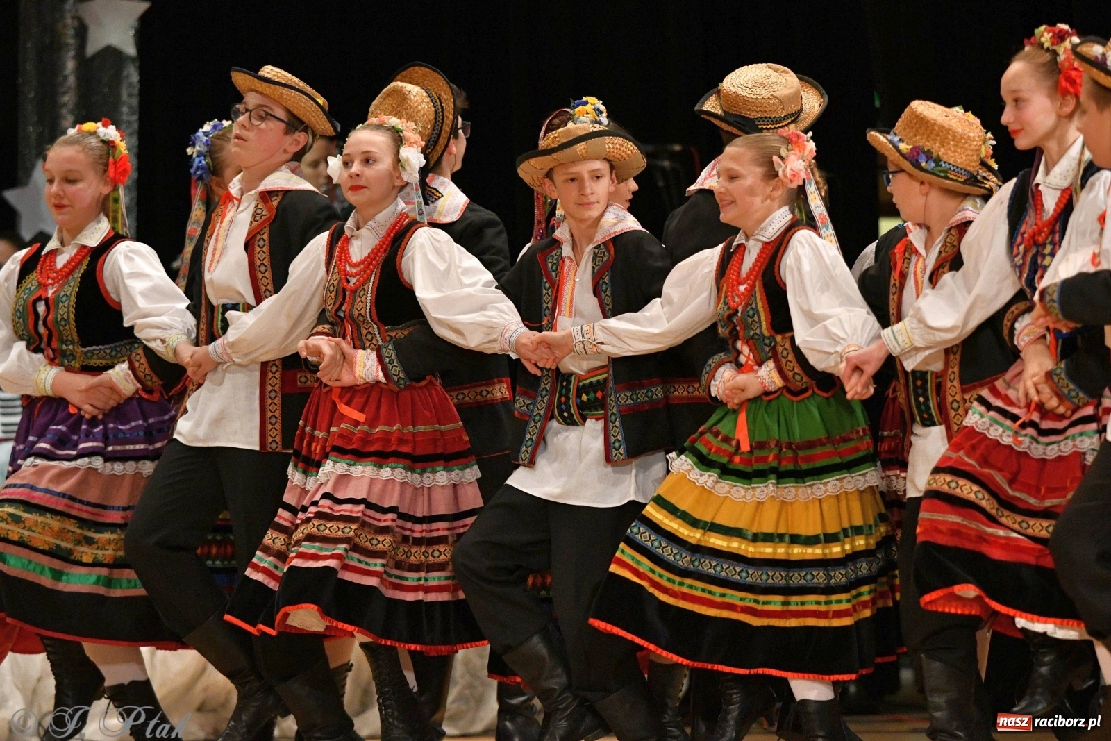 Zdjęcie w galerii na portalu naszraciborz.pl: Kolorowy koncert raciborskiego Źródła [FOTO] wiadomości z regionu