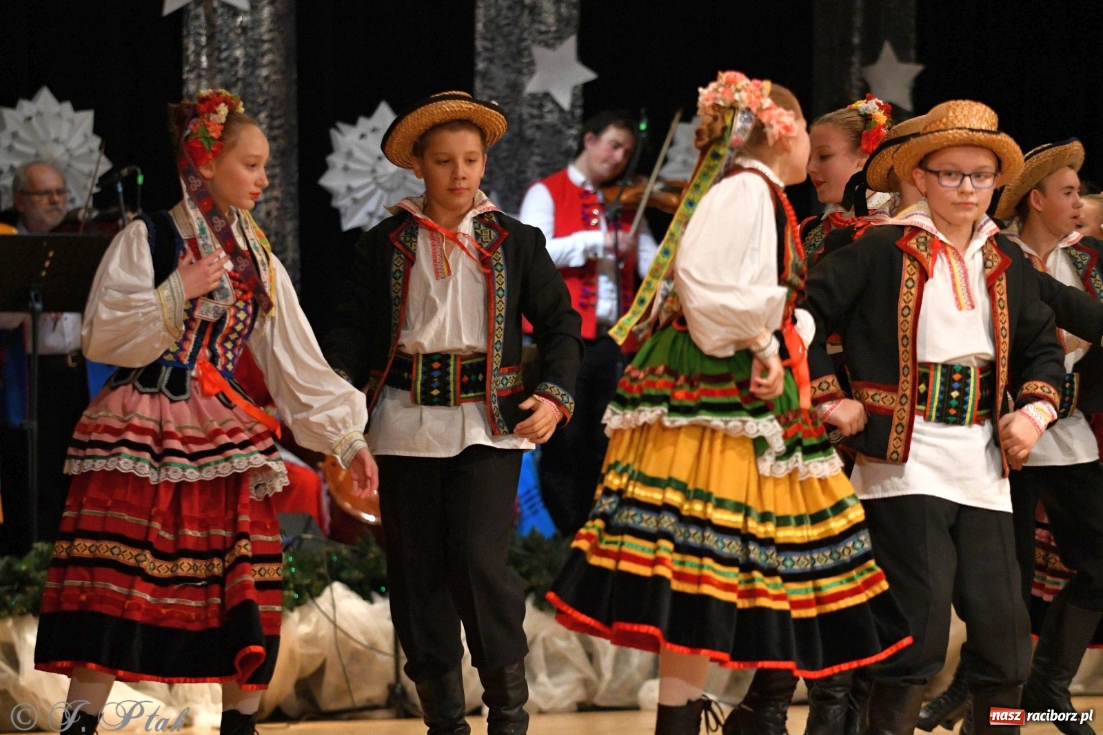 Zdjęcie w galerii na portalu naszraciborz.pl: Kolorowy koncert raciborskiego Źródła [FOTO] wiadomości z regionu