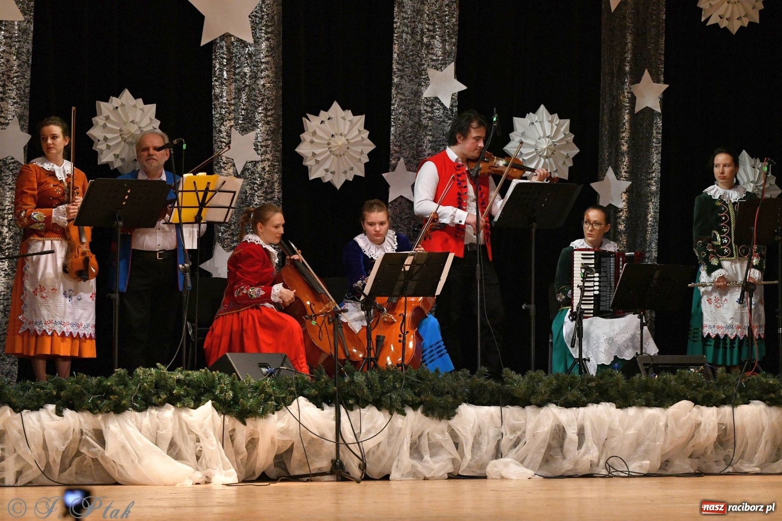 Zdjęcie w galerii na portalu naszraciborz.pl: Kolorowy koncert raciborskiego Źródła [FOTO] wiadomości z regionu