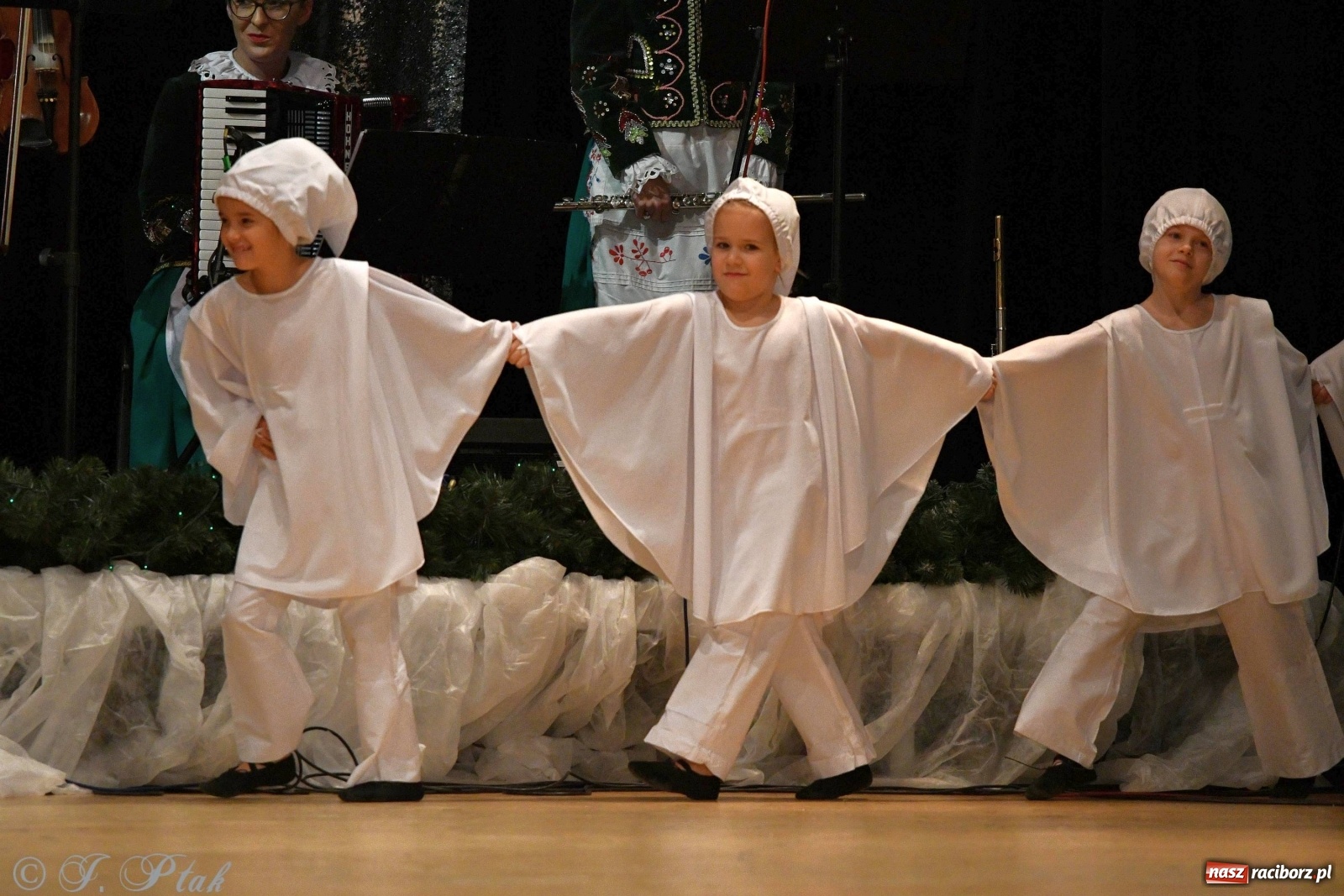 Zdjęcie w galerii na portalu naszraciborz.pl: Kolorowy koncert raciborskiego Źródła [FOTO] wiadomości z regionu