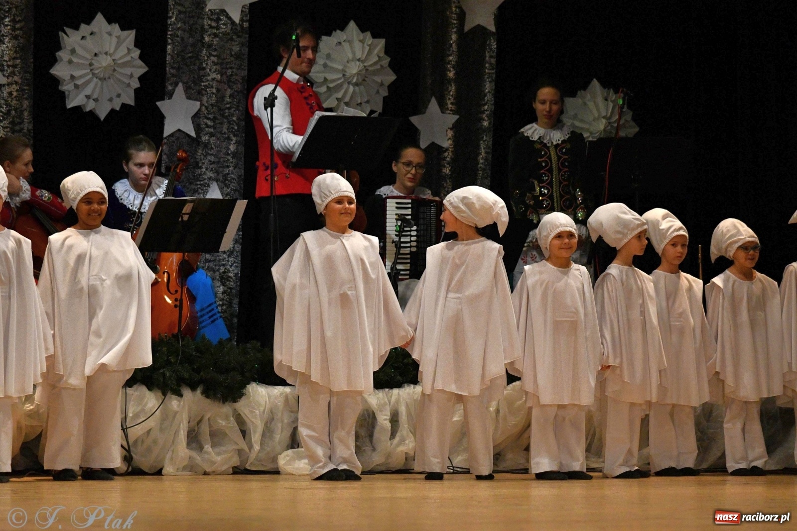 Zdjęcie w galerii na portalu naszraciborz.pl: Kolorowy koncert raciborskiego Źródła [FOTO] wiadomości z regionu