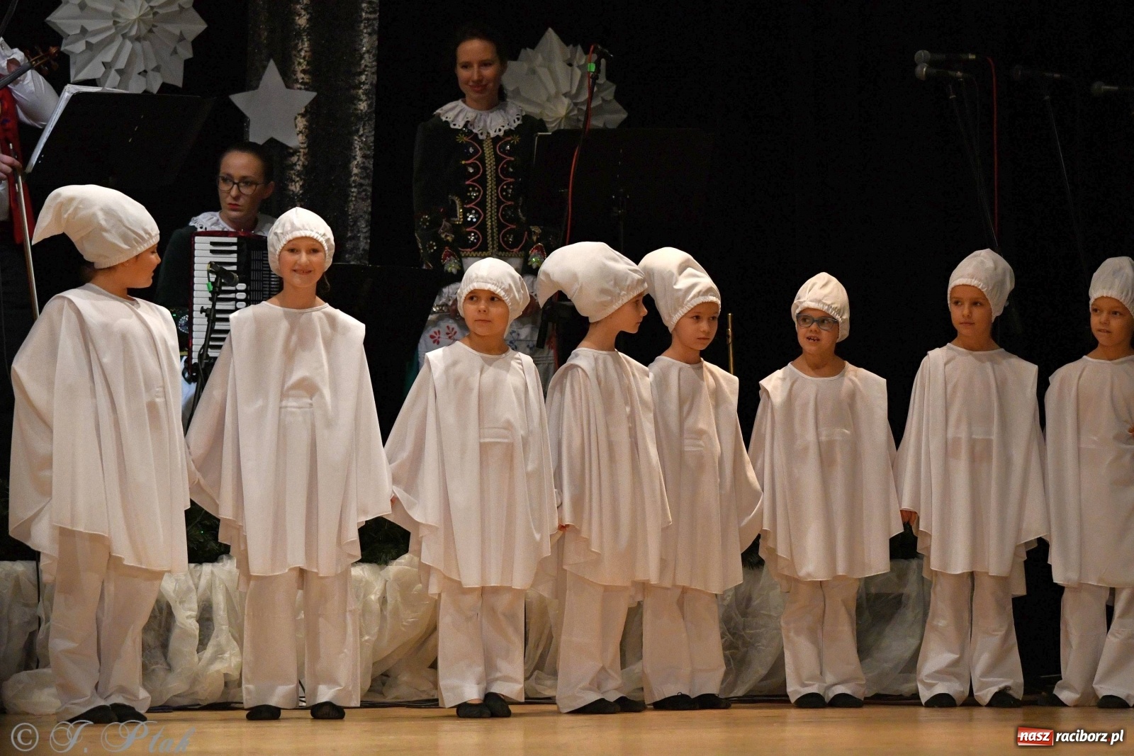 Zdjęcie w galerii na portalu naszraciborz.pl: Kolorowy koncert raciborskiego Źródła [FOTO] wiadomości z regionu