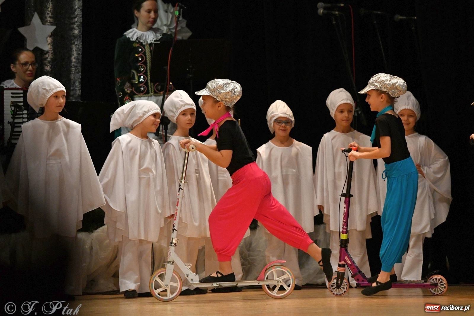 Zdjęcie w galerii na portalu naszraciborz.pl: Kolorowy koncert raciborskiego Źródła [FOTO] wiadomości z regionu