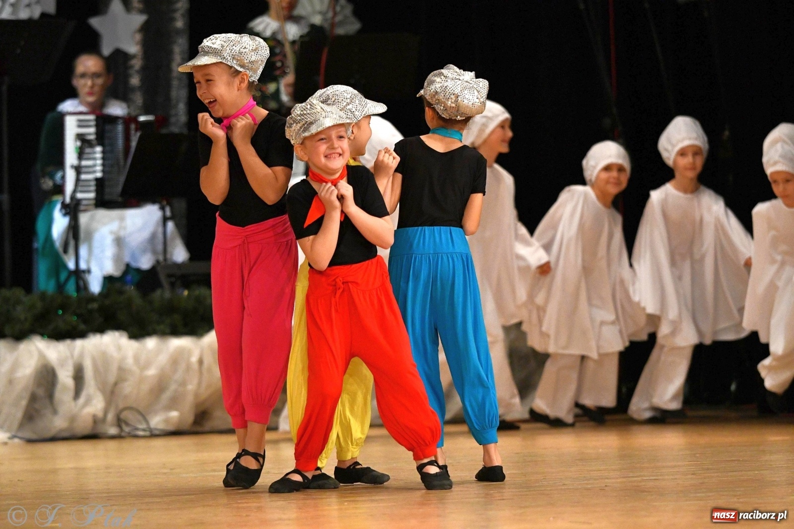 Zdjęcie w galerii na portalu naszraciborz.pl: Kolorowy koncert raciborskiego Źródła [FOTO] wiadomości z regionu