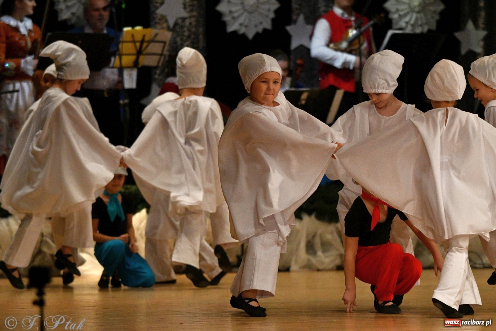 Zdjęcie w galerii na portalu naszraciborz.pl: Kolorowy koncert raciborskiego Źródła [FOTO] wiadomości z regionu