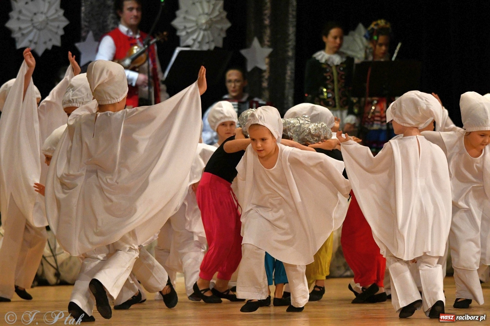 Zdjęcie w galerii na portalu naszraciborz.pl: Kolorowy koncert raciborskiego Źródła [FOTO] wiadomości z regionu