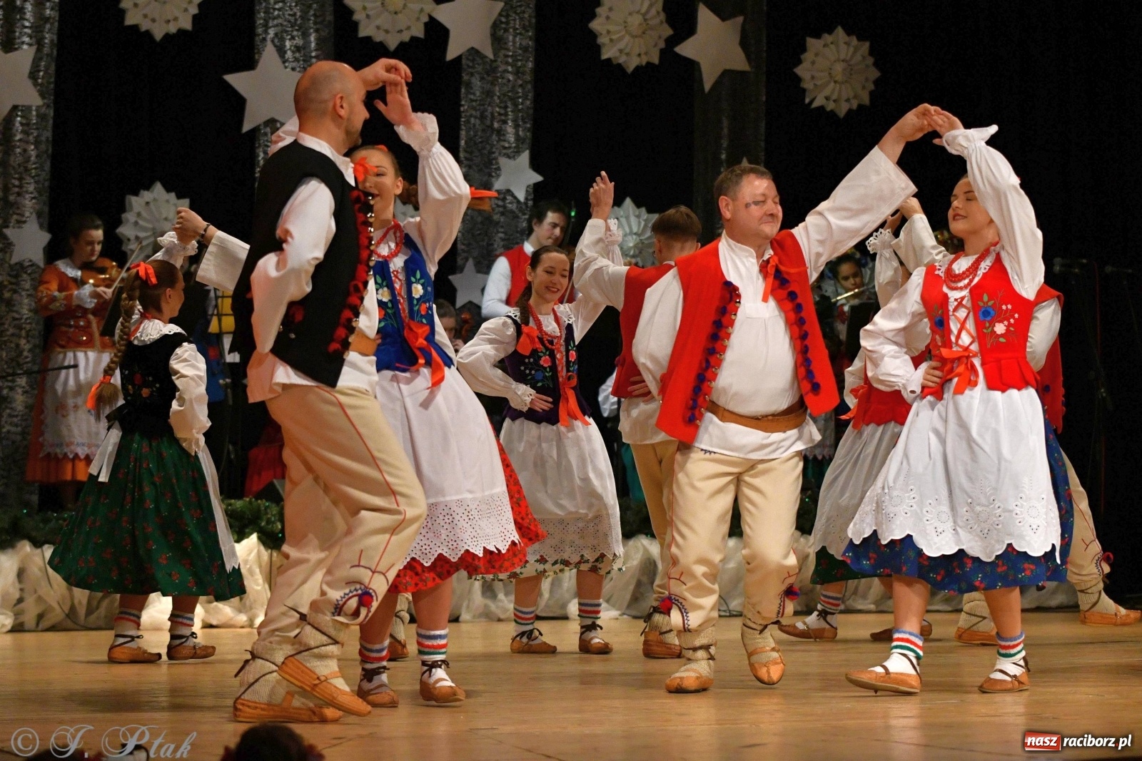Zdjęcie w galerii na portalu naszraciborz.pl: Kolorowy koncert raciborskiego Źródła [FOTO] wiadomości z regionu