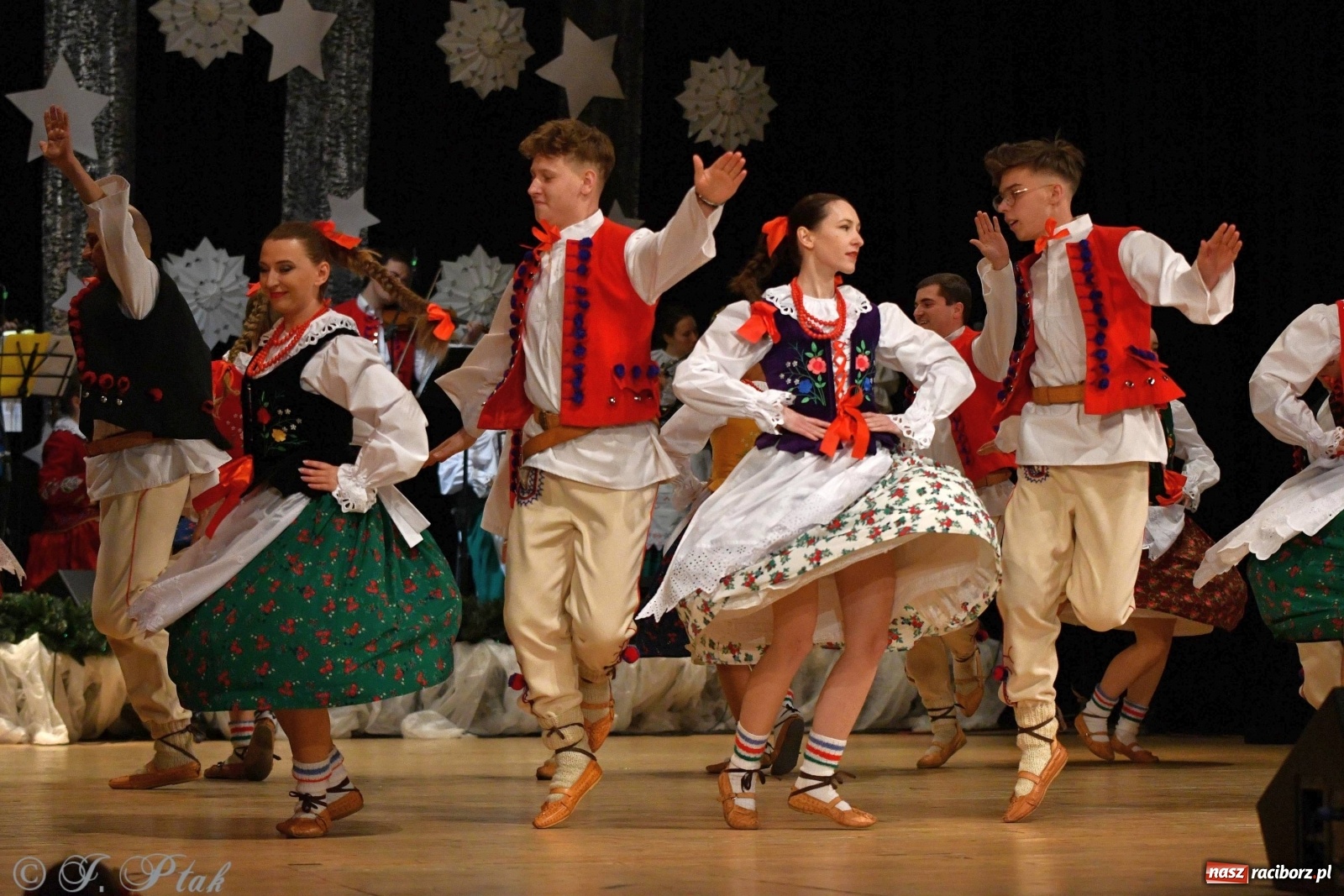 Zdjęcie w galerii na portalu naszraciborz.pl: Kolorowy koncert raciborskiego Źródła [FOTO] wiadomości z regionu