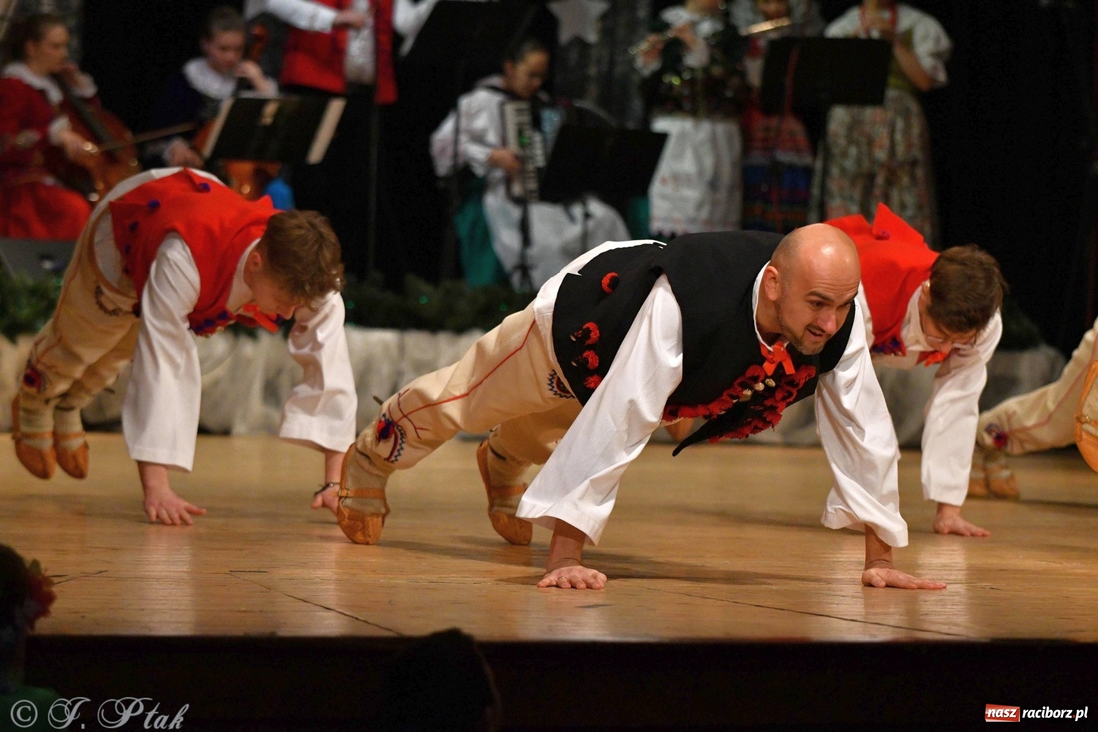 Zdjęcie w galerii na portalu naszraciborz.pl: Kolorowy koncert raciborskiego Źródła [FOTO] wiadomości z regionu