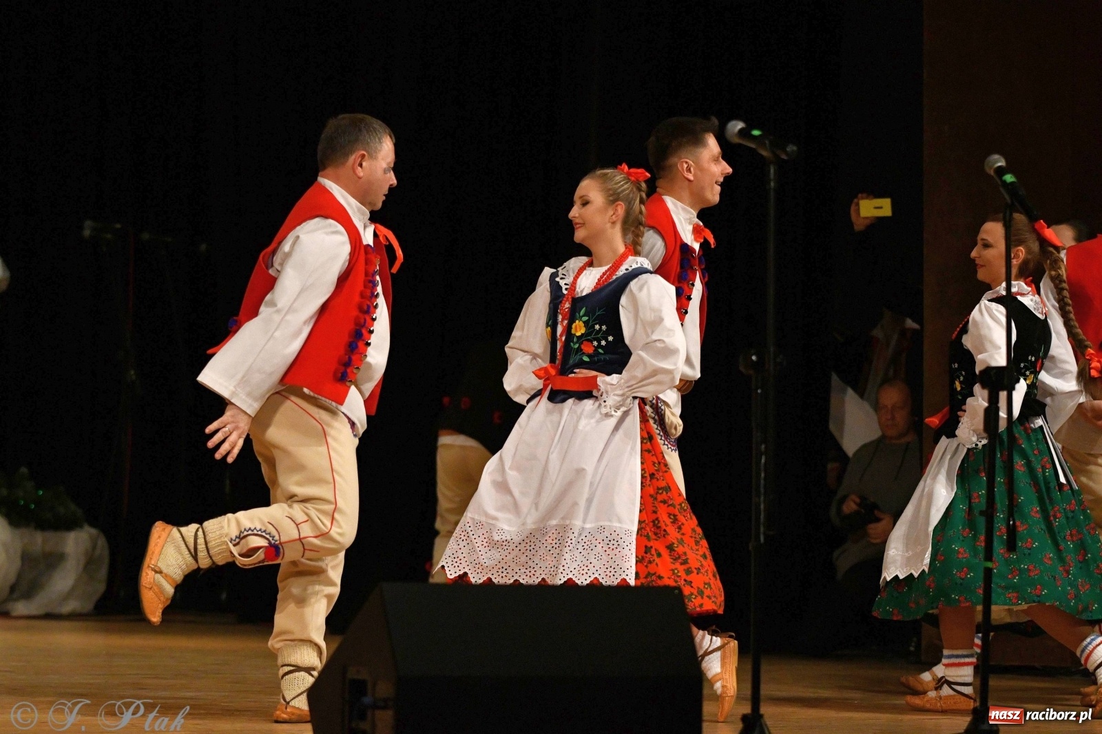 Zdjęcie w galerii na portalu naszraciborz.pl: Kolorowy koncert raciborskiego Źródła [FOTO] wiadomości z regionu