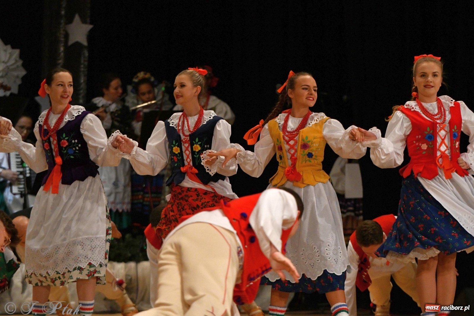 Zdjęcie w galerii na portalu naszraciborz.pl: Kolorowy koncert raciborskiego Źródła [FOTO] wiadomości z regionu