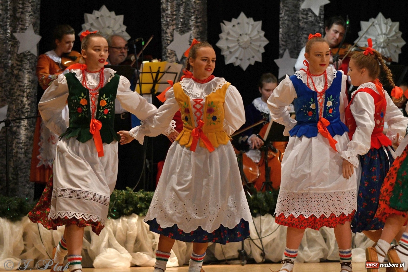Zdjęcie w galerii na portalu naszraciborz.pl: Kolorowy koncert raciborskiego Źródła [FOTO] wiadomości z regionu