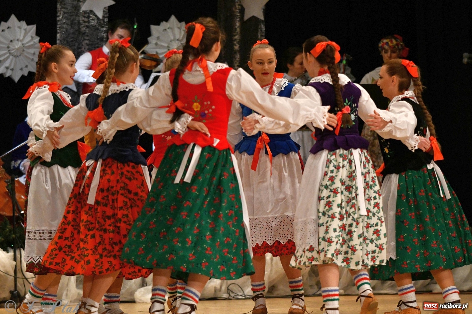 Zdjęcie w galerii na portalu naszraciborz.pl: Kolorowy koncert raciborskiego Źródła [FOTO] wiadomości z regionu