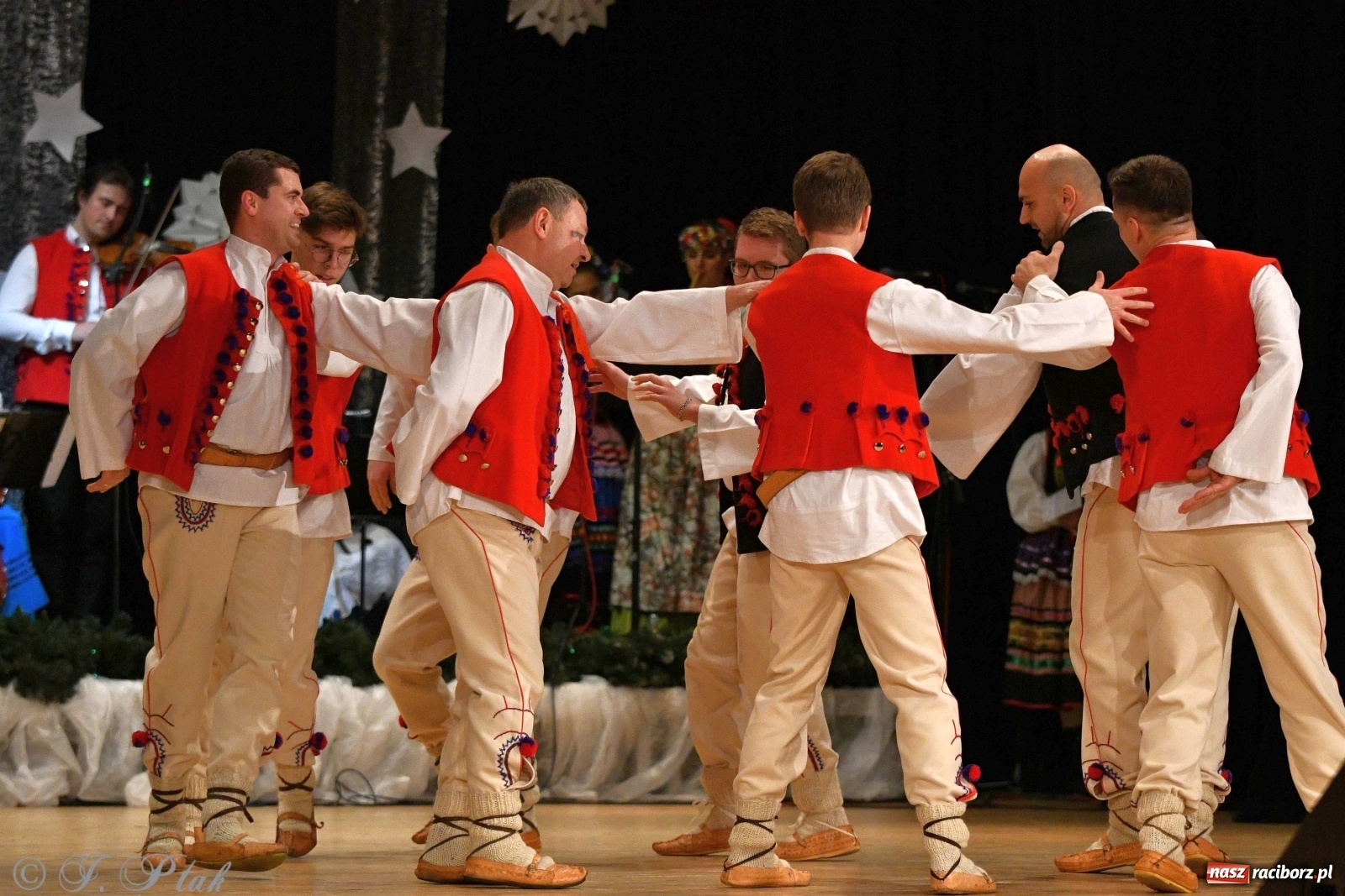 Zdjęcie w galerii na portalu naszraciborz.pl: Kolorowy koncert raciborskiego Źródła [FOTO] wiadomości z regionu