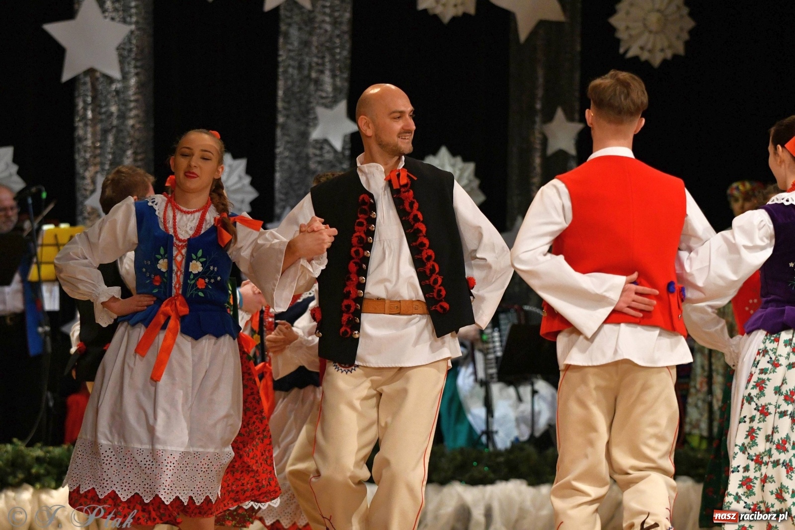 Zdjęcie w galerii na portalu naszraciborz.pl: Kolorowy koncert raciborskiego Źródła [FOTO] wiadomości z regionu