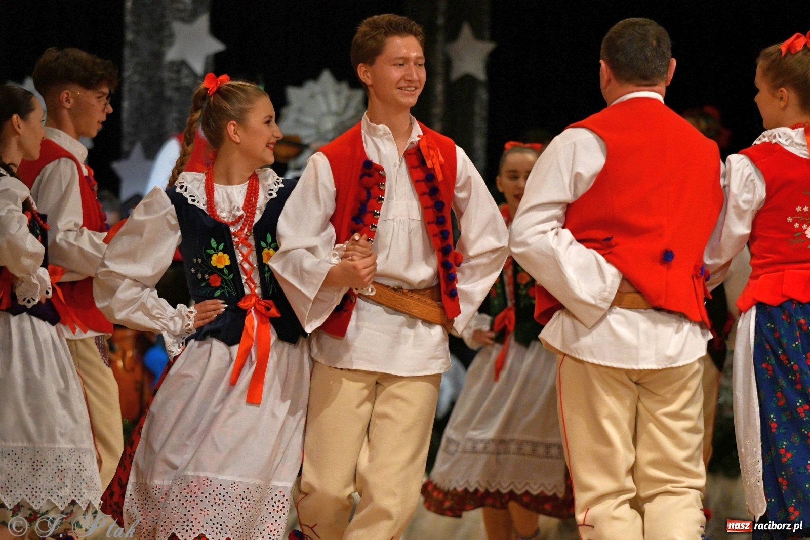 Zdjęcie w galerii na portalu naszraciborz.pl: Kolorowy koncert raciborskiego Źródła [FOTO] wiadomości z regionu