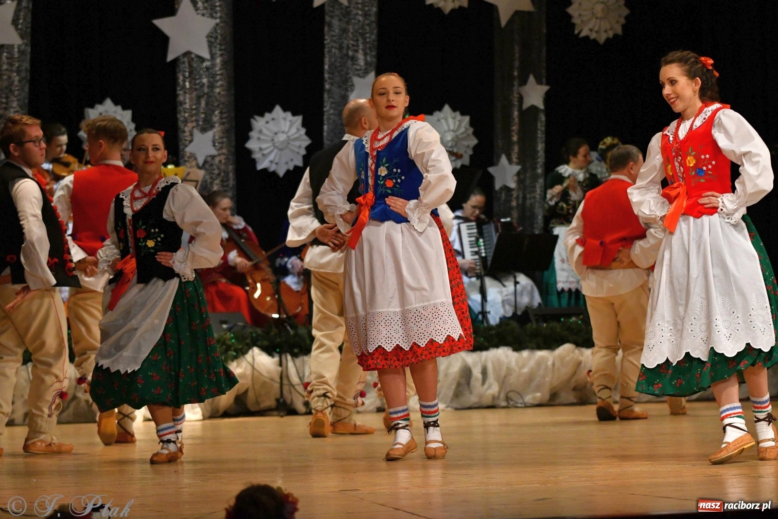 Zdjęcie w galerii na portalu naszraciborz.pl: Kolorowy koncert raciborskiego Źródła [FOTO] wiadomości z regionu