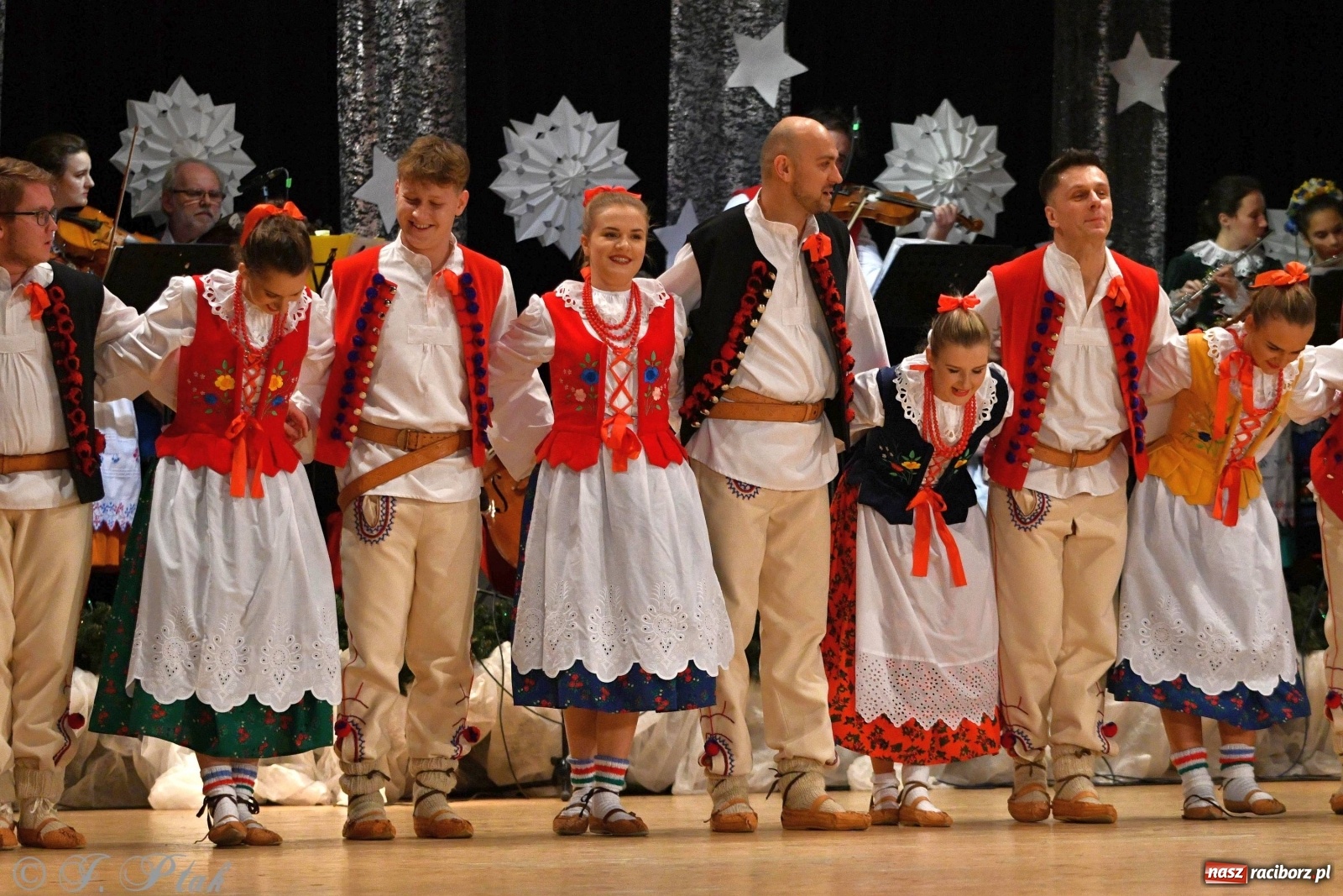 Zdjęcie w galerii na portalu naszraciborz.pl: Kolorowy koncert raciborskiego Źródła [FOTO] wiadomości z regionu