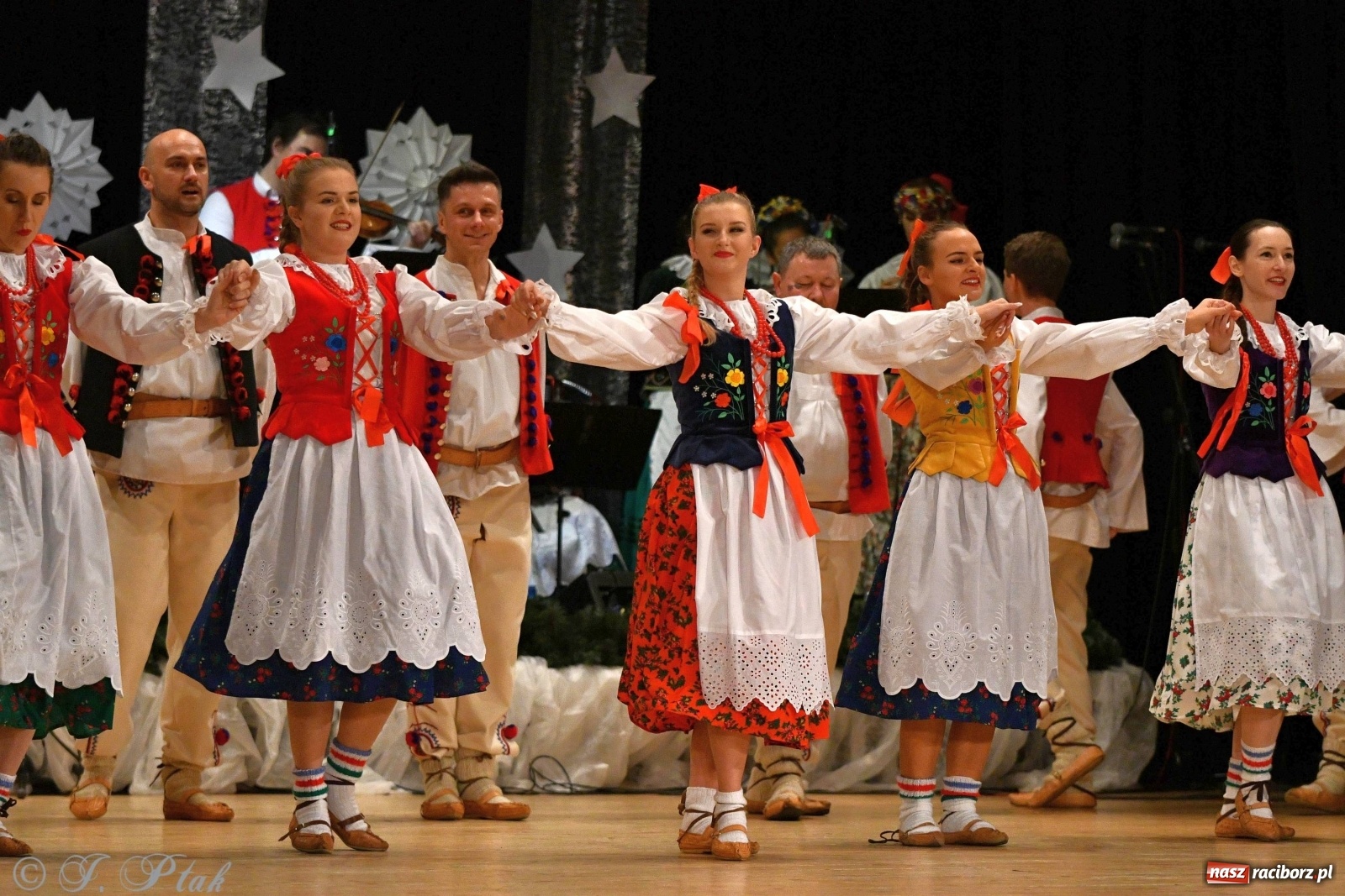 Zdjęcie w galerii na portalu naszraciborz.pl: Kolorowy koncert raciborskiego Źródła [FOTO] wiadomości z regionu